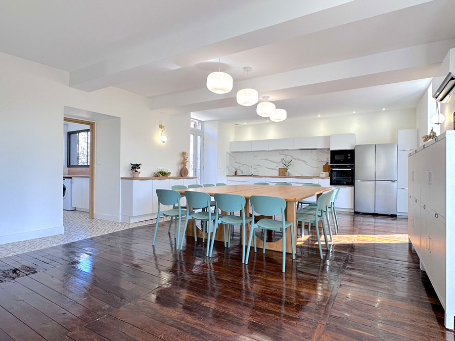 Une cuisine spacieuse avec un plan de travaille centrale pouvant accueillir 15 personnes