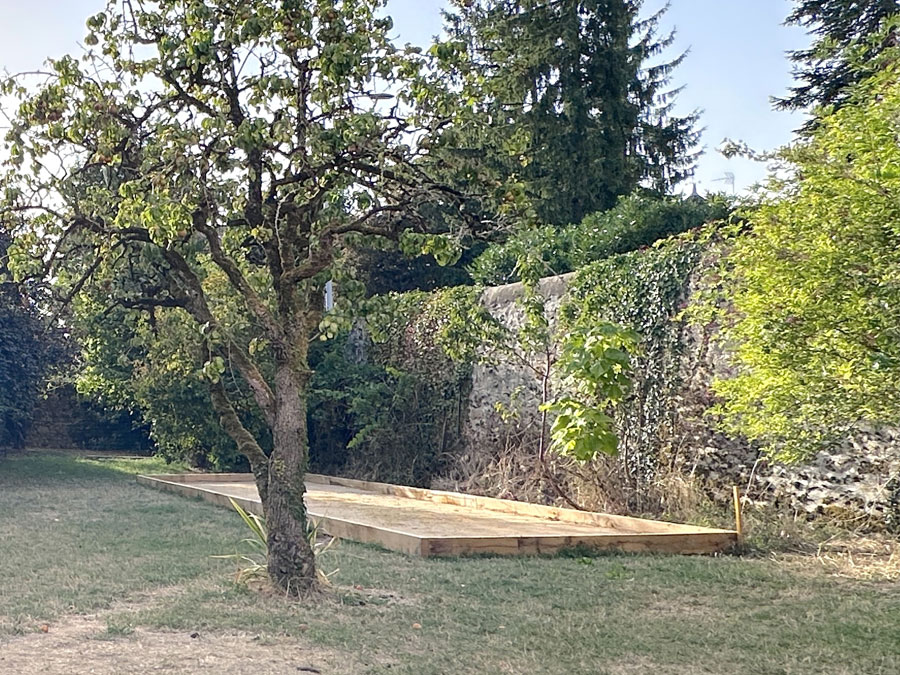 Terrain de pétanque à disposition dans le parc privé